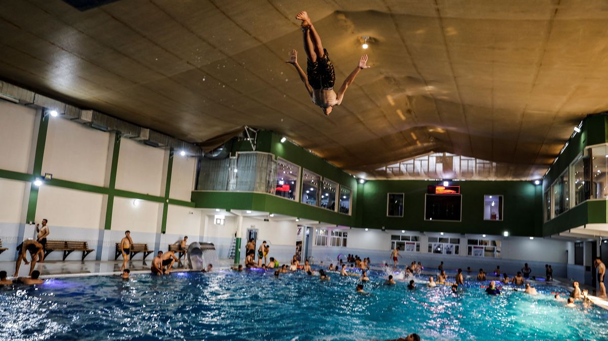 Polský paralympionik zkolaboval v bazénu, plavčík pro něj neskočil, zřejmě neuměl plavat